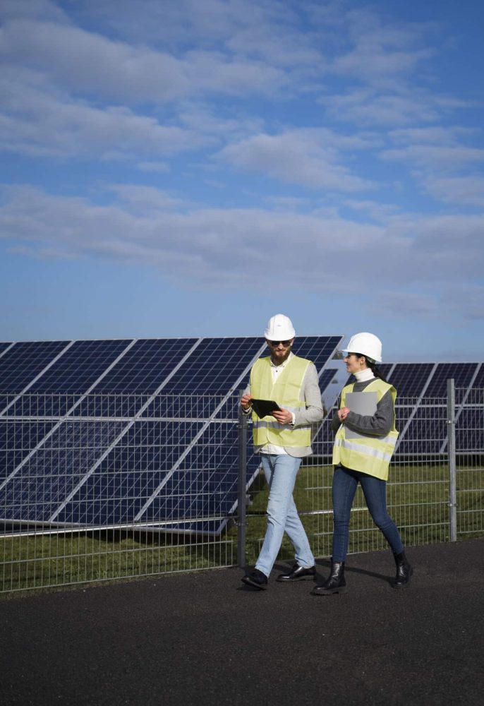 ingenieurs a plein regime marchant ensemble
